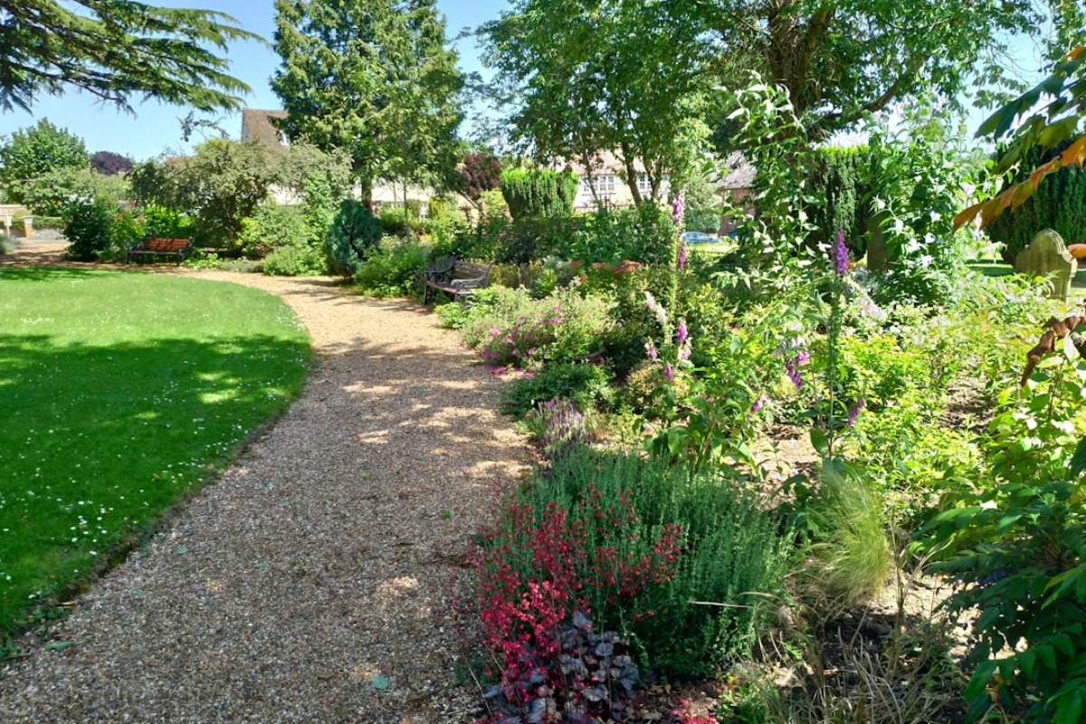 Titelbild zu „Arbeitsaufwand im Garten reduzieren – diese Tipps helfen dabei“
