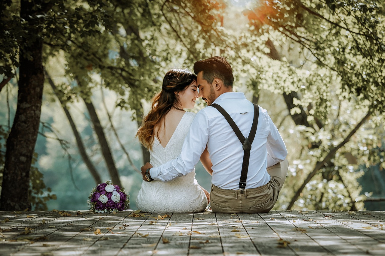 Titelbild zu „Gartenhochzeit ausrichten: Tipps, damit der schönste Tag im Leben gelingt“
