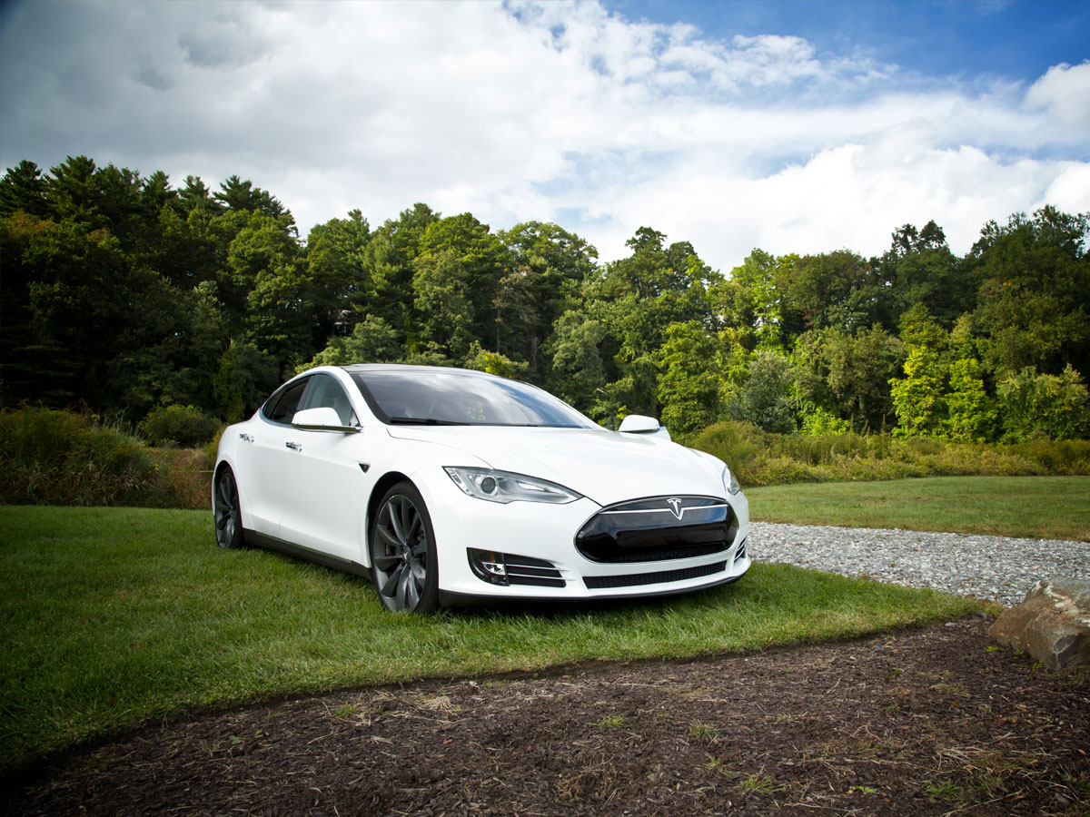 Titelbild zu „Mängelfreiheit beim Tesla S und weitere Elektroauto-Neuigkeiten“