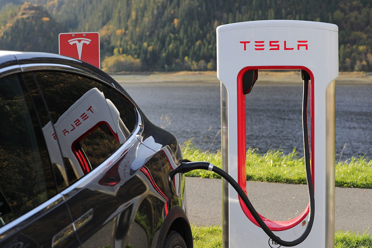 Titelbild zu „Die Tesla Aktie – ein Investment wert?“