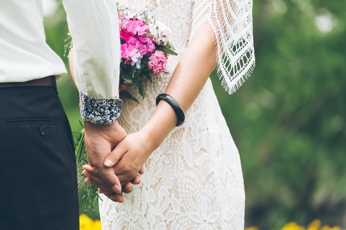 Titelbild zu „Die aktuellen Kleidertrends für Hochzeiten“