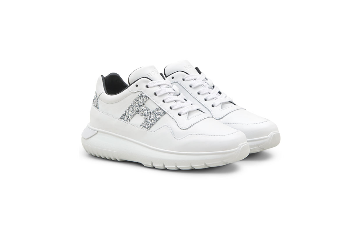 Titelbild zu „Mädchen Sneakers online kaufen“