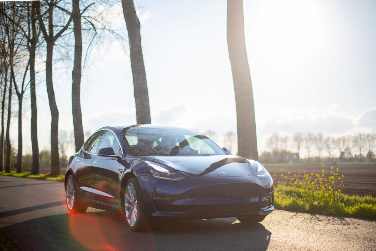 Titelbild zu „Tesla Roadster Sport-Elektroauto“