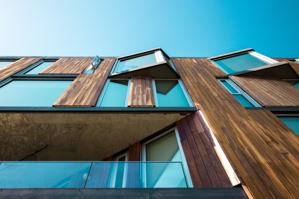 Welche Beschichtung schützt Ihre Holzfassade am besten vor Witterungseinflüssen?