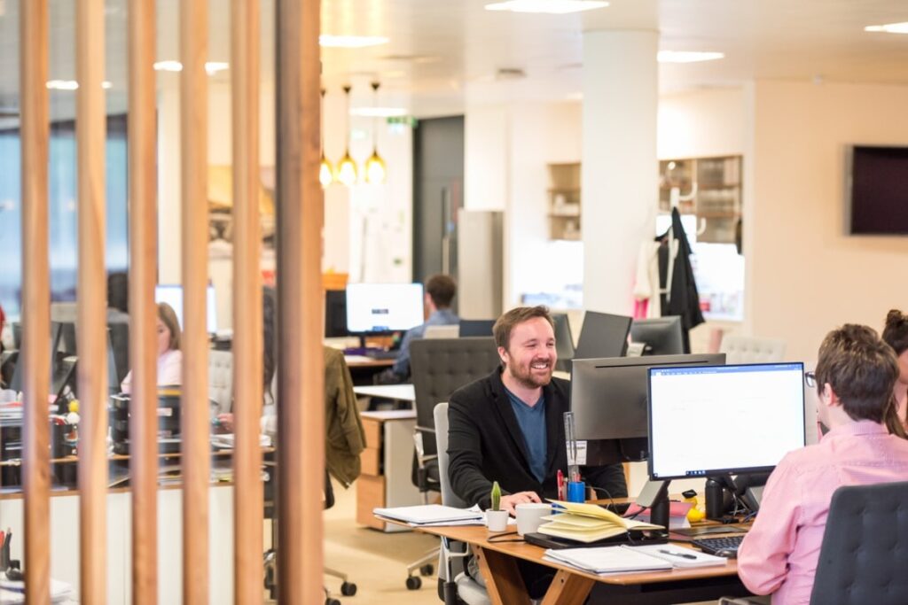 Gesund am Arbeitsplatz: Tipps und Tricks um das Wohlbefinden während der Arbeit zu steigern!