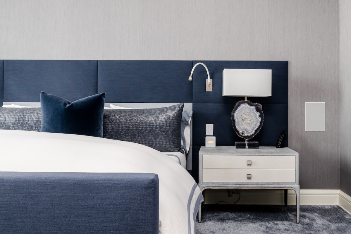Titelbild zu „Bett mit oder ohne Kopfteil kaufen?“