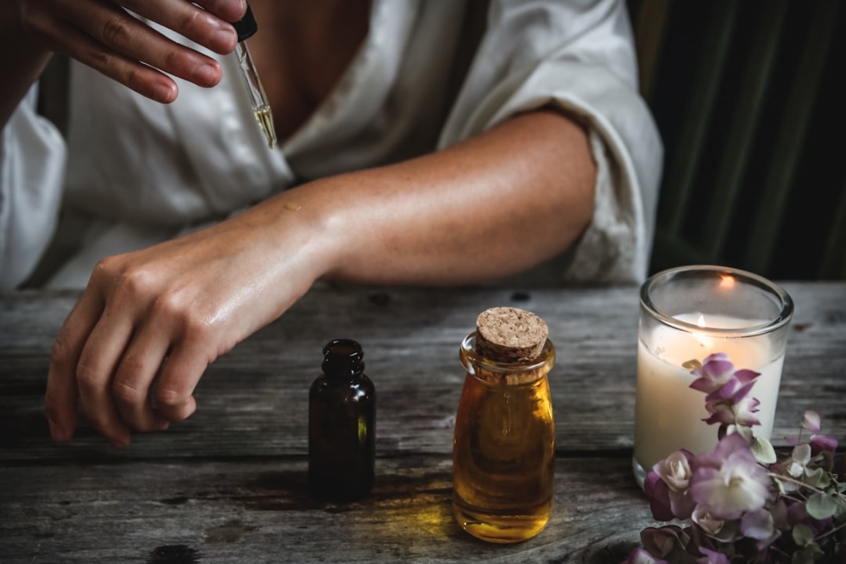 Titelbild zu „Natürliche Hautpflege mit CBD − So hilft Hanf der Haut“